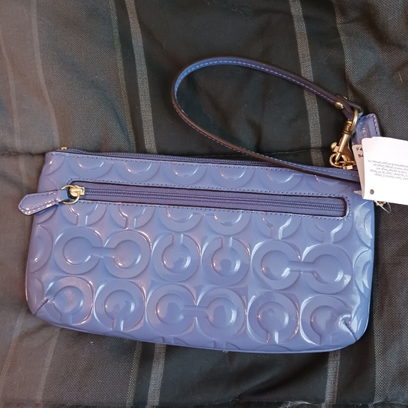 NWT! 🎁🎄 Beautiful Quilted Coach Wristlet! - Picture 2 of 15